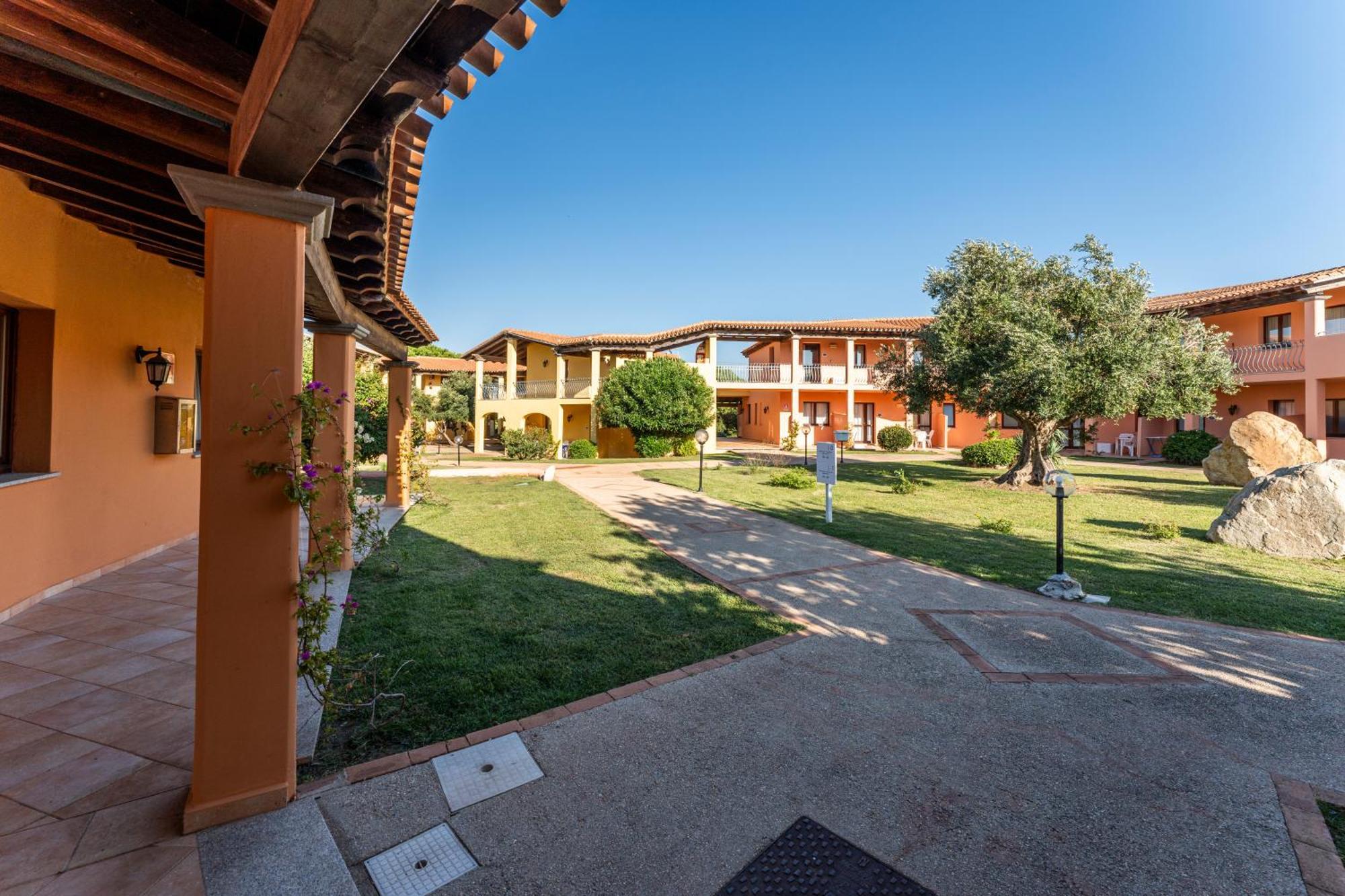 Residence Baia Dei Mirti Vignola Mare ภายนอก รูปภาพ